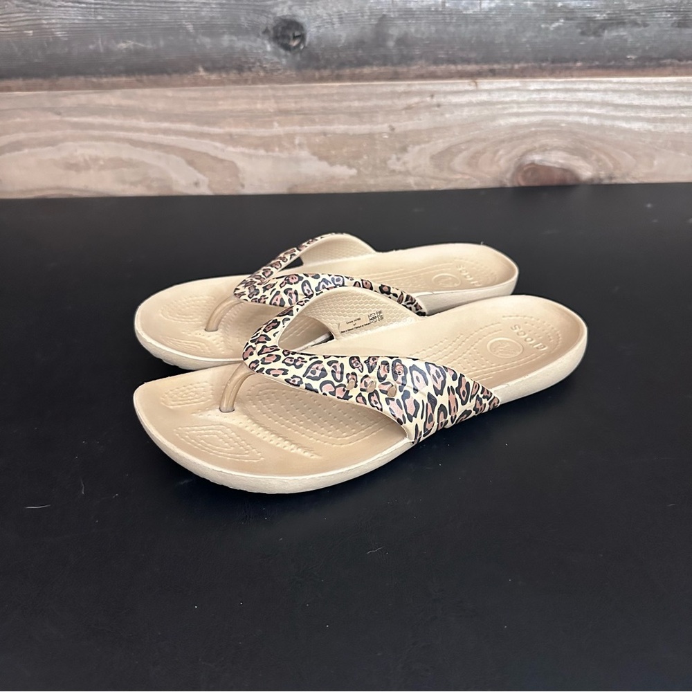 Crocs Kadee  Women’s Sz 7 Tan Leopard Slip On Thong Flip Flop Sandals Resortcore